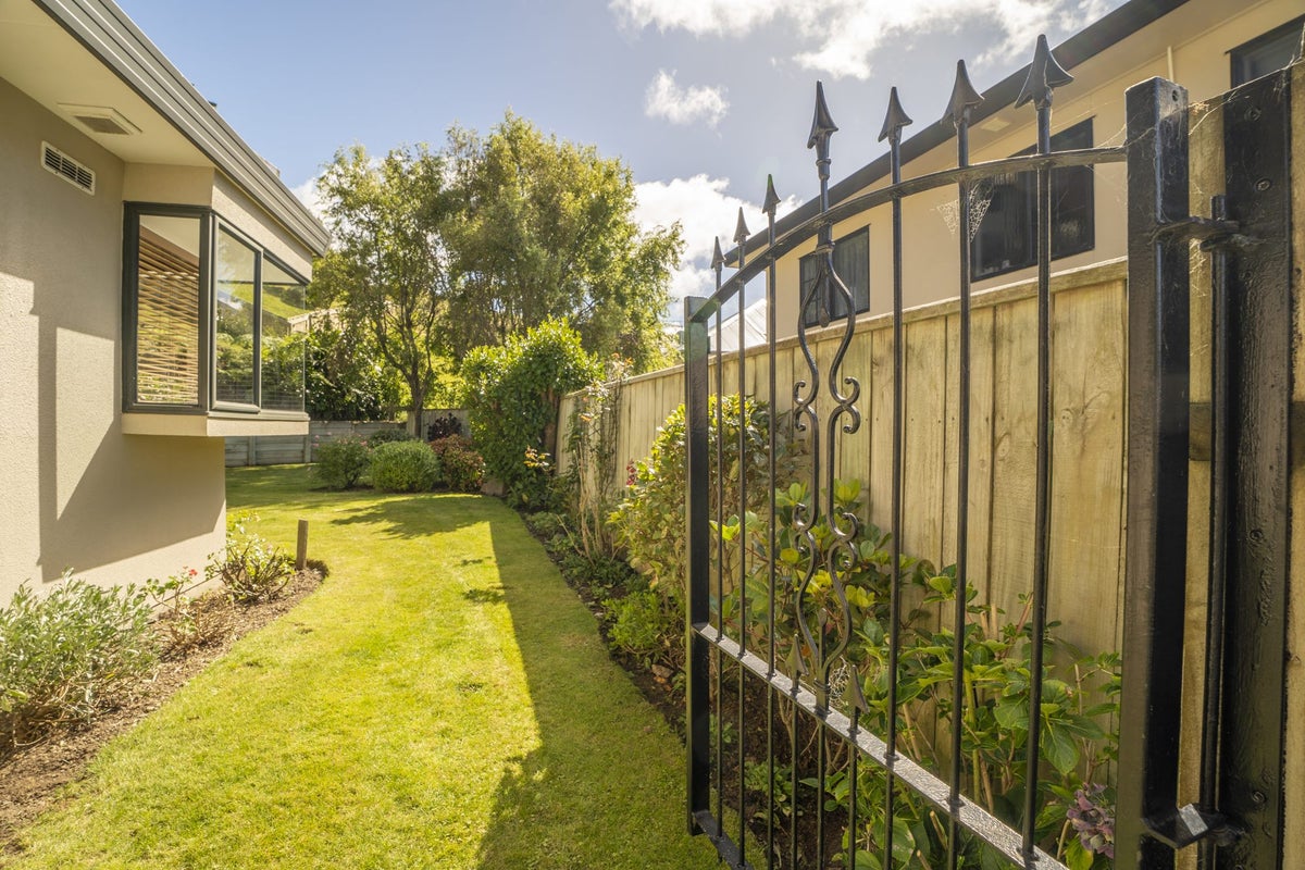 4 Claverton Grove, Churton Park, Wellington - Carousel 26