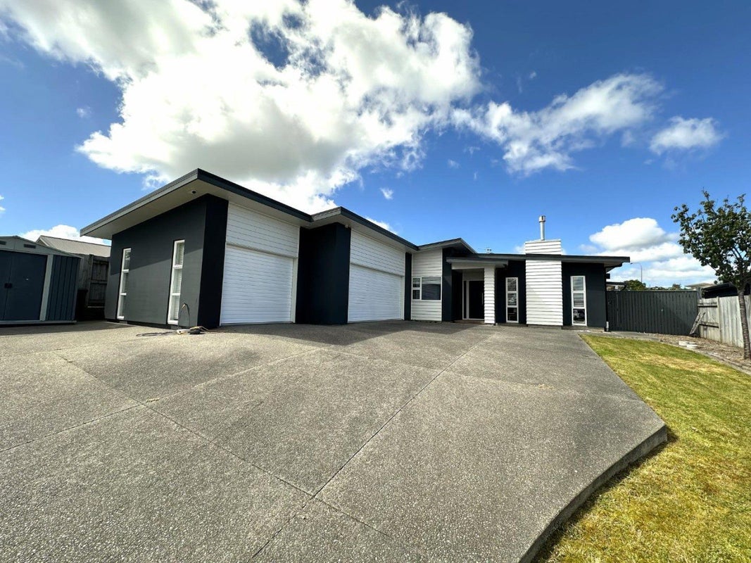 15 Monaco Grove, Fitzherbert, Palmerston North - Carousel 1