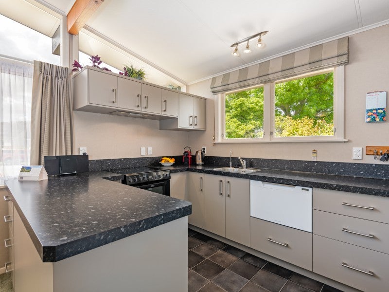 7 Panako Place, Awapuni, Palmerston North - Carousel 2