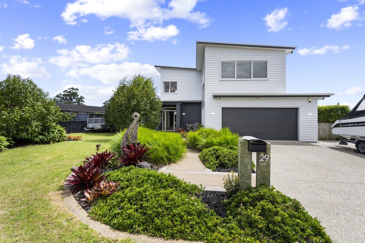 29 Pony Park Place, Beachlands, Auckland - Carousel 1