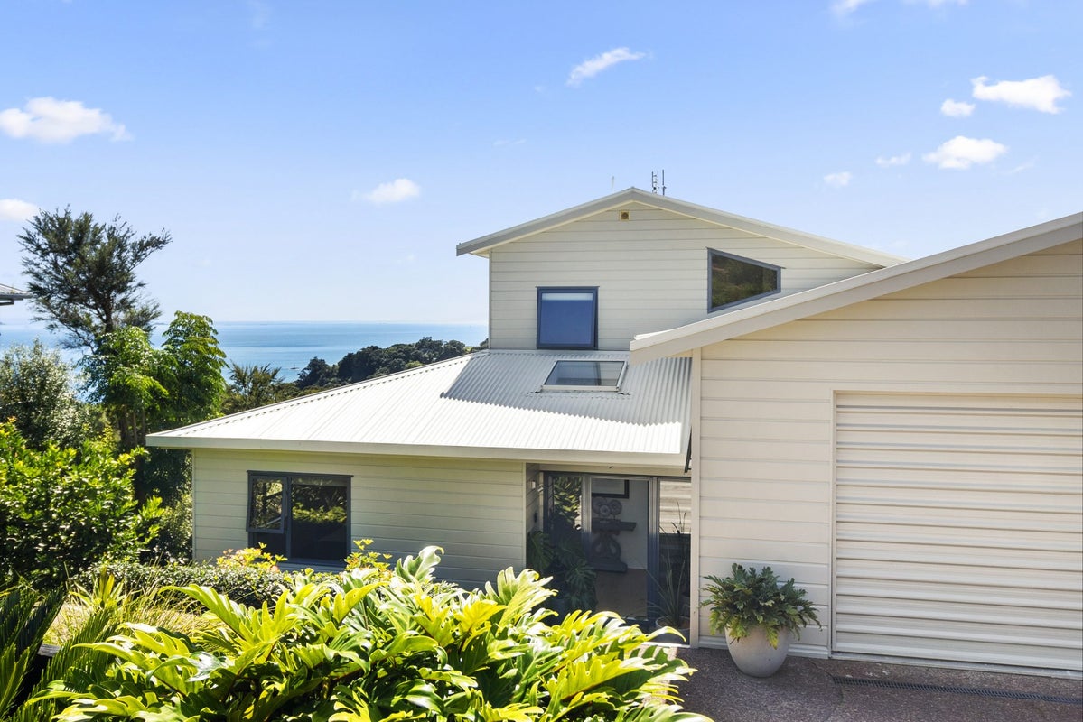 93 Queens Drive, Oneroa, Waiheke Island - Carousel 1