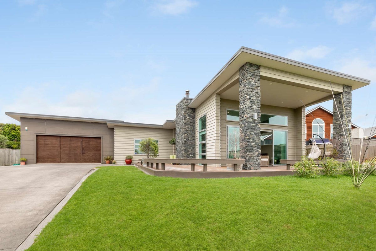 3 Ngati Huia Place, Waitarere Beach, Levin - Carousel 1