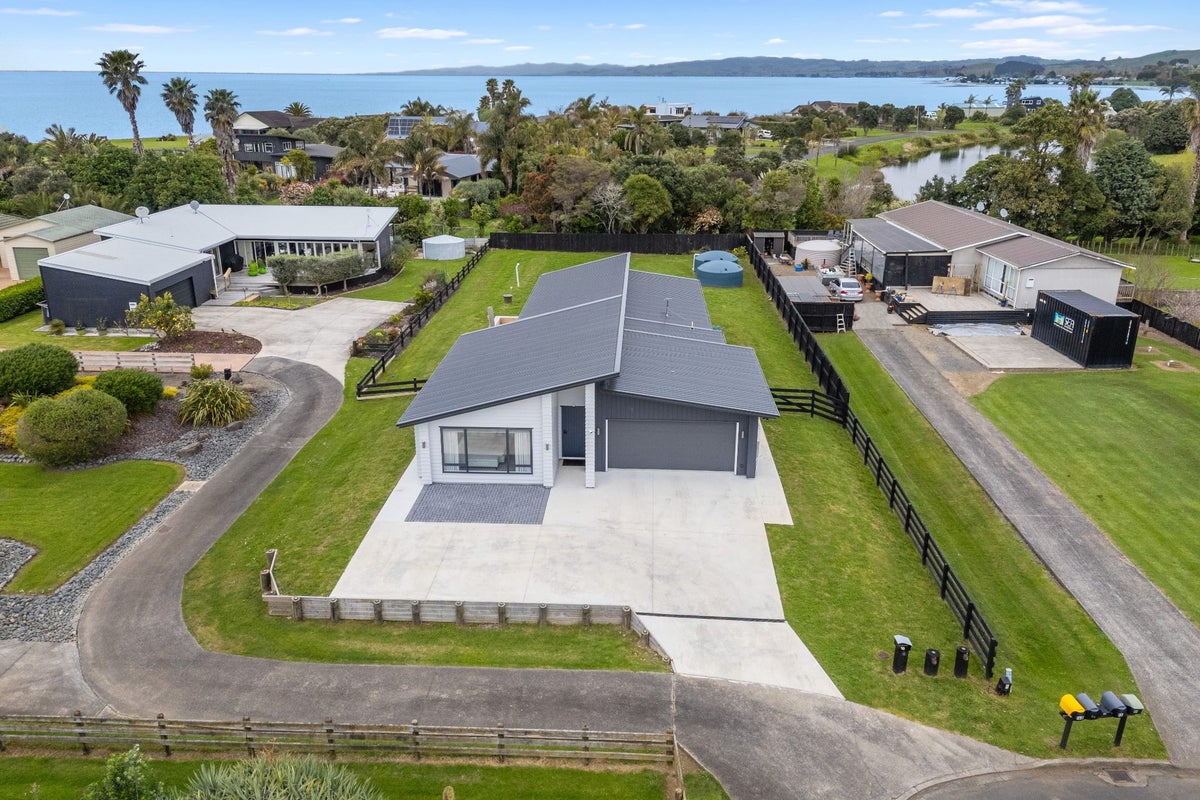 16 Mylindas Road, WHAKATIWAI, MIRANDA - Carousel 1