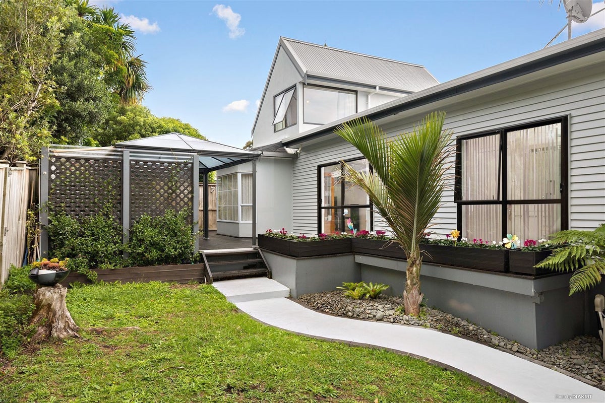 2/479 Beach Road, Murrays Bay, Auckland - Carousel 1