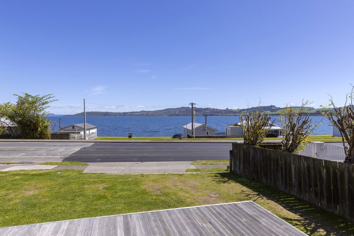 1/202 Lake Terrace, Waipahihi, Taupo - Carousel 2