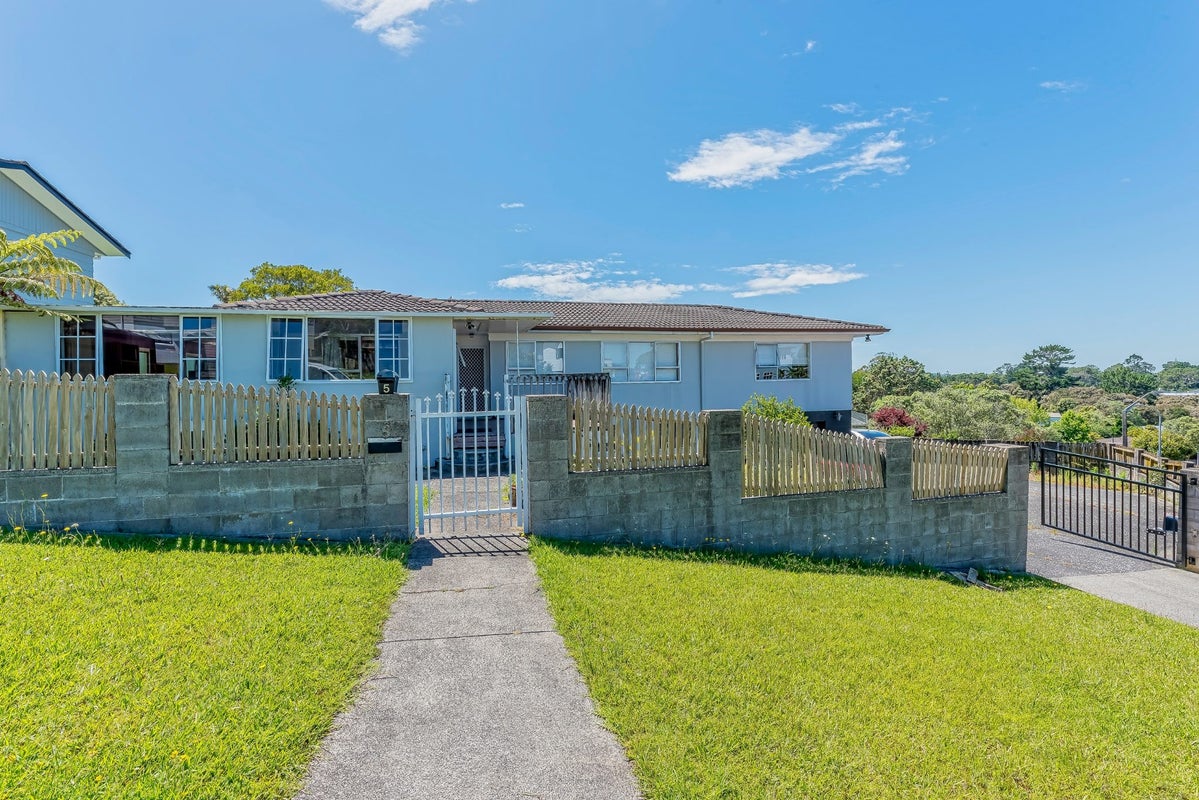 5 Sumich Place, West Harbour, Auckland - Carousel 1