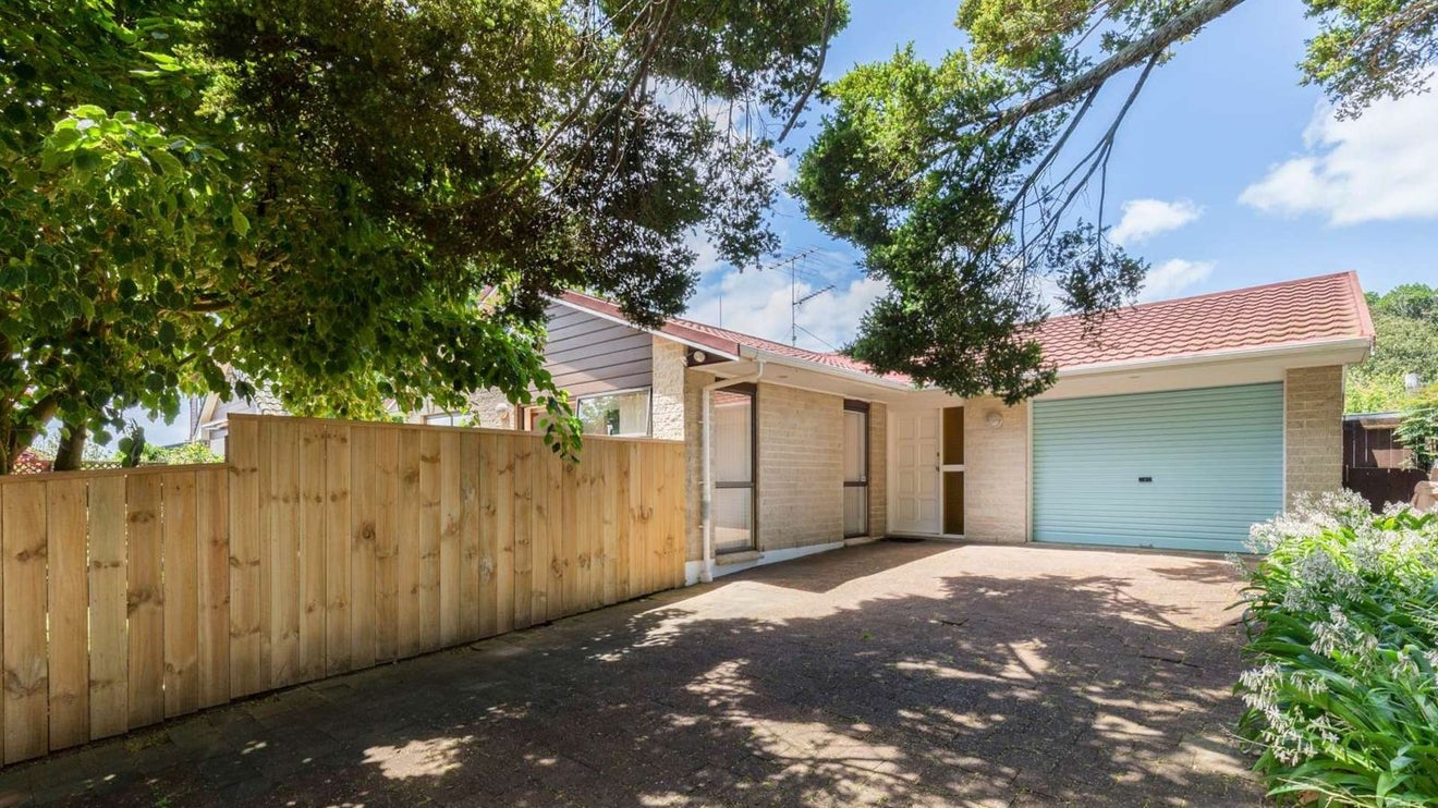 2/32 Shakespeare Road, Milford, Auckland - Carousel 1