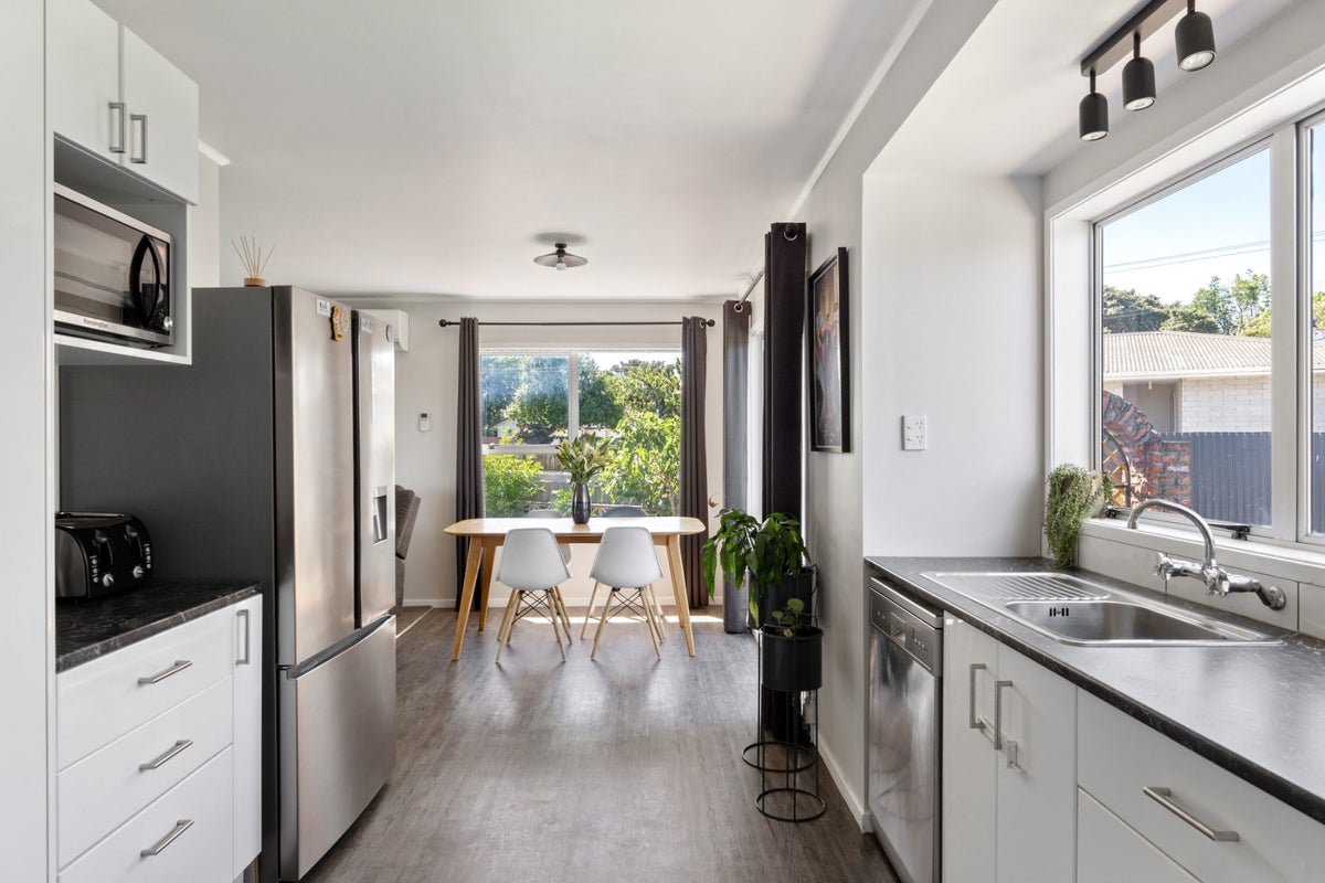 4 Anita Grove, Riverdale, Gisborne - Carousel 2