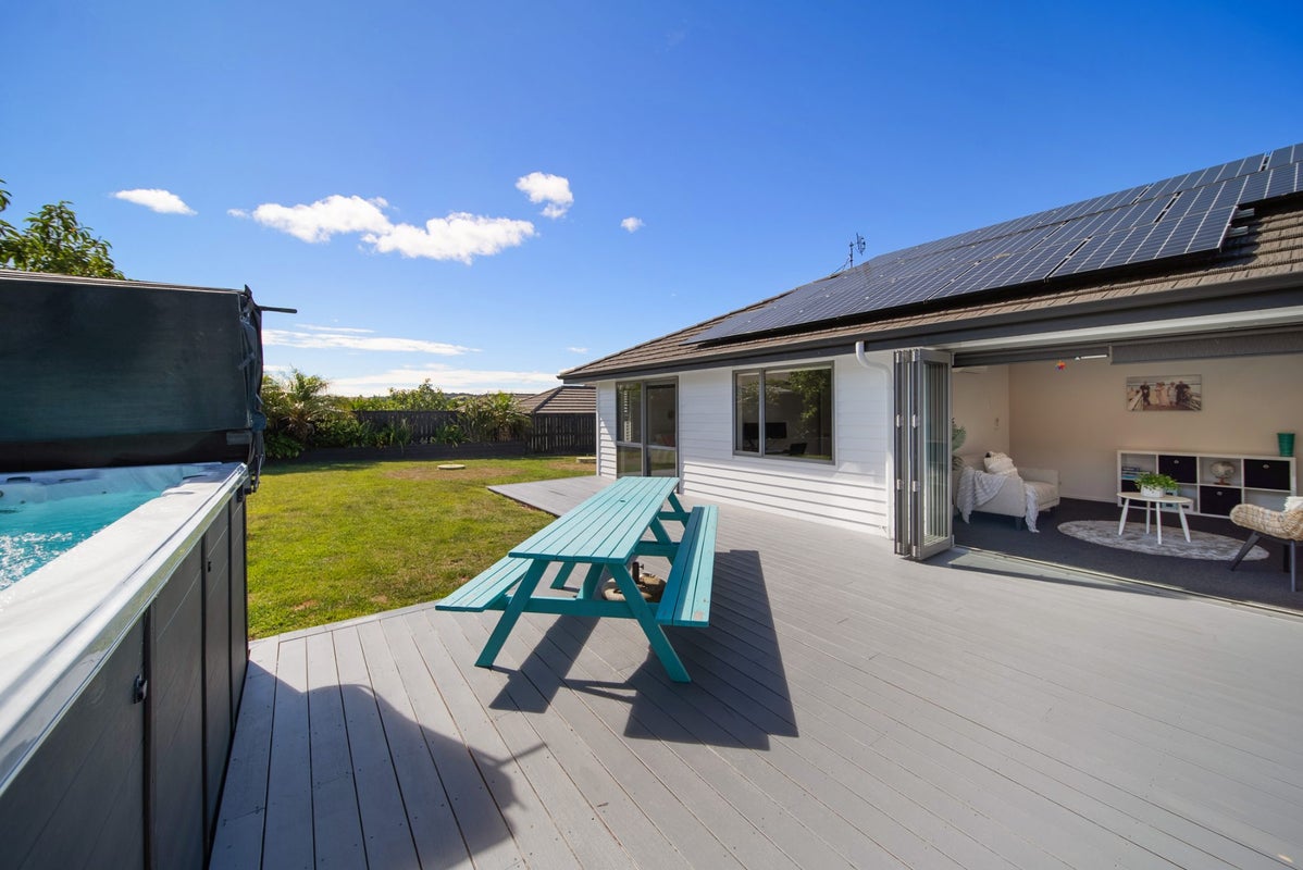 8 Artists Avenue, Beachlands, Auckland - Carousel 2
