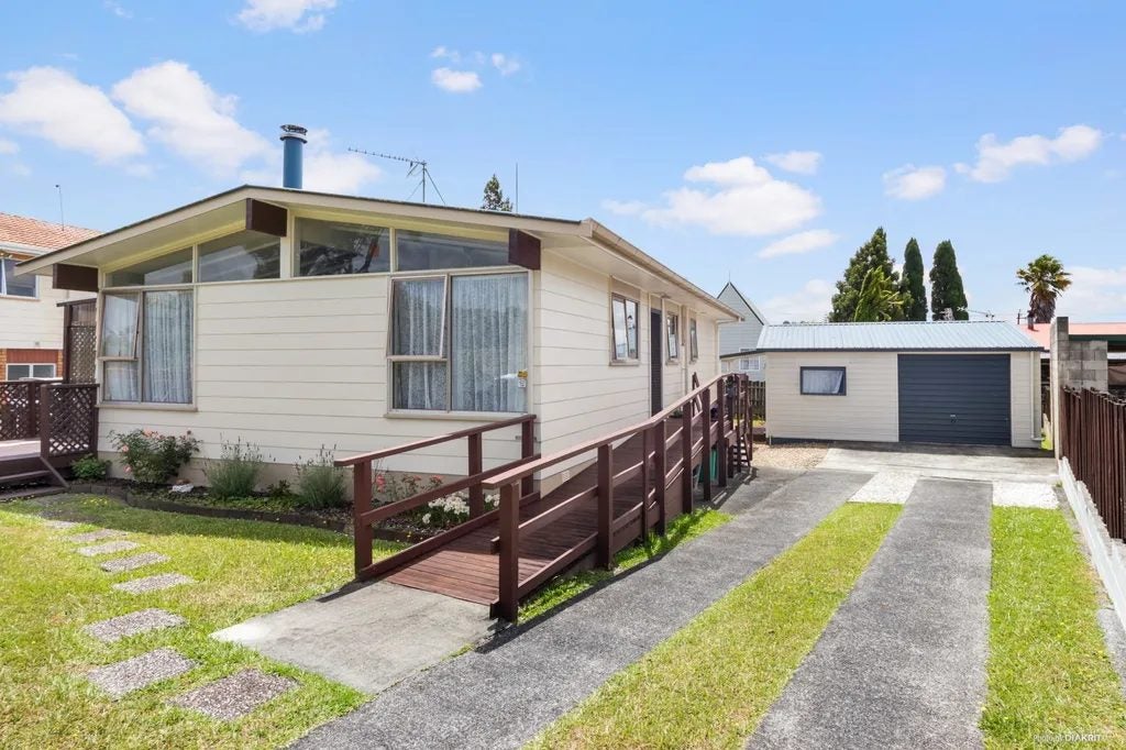13 Tango Place, Henderson, Auckland - Carousel 1