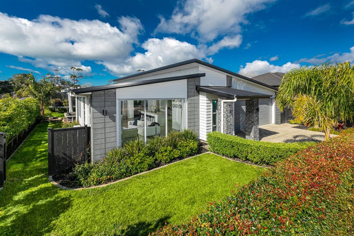 15 Harris Drive, Silverdale, Silverdale - Carousel 1