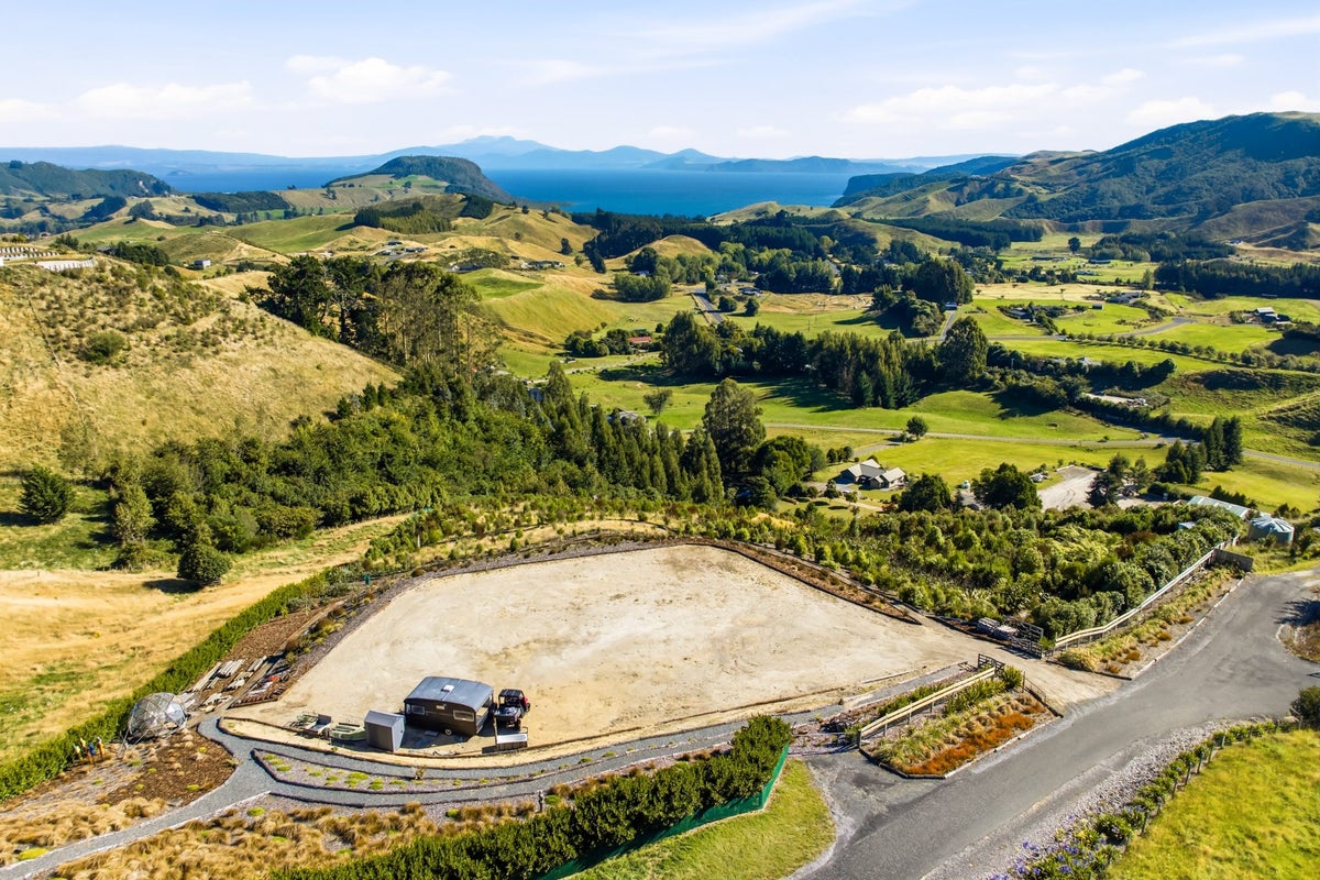 111 Ross Rise, Kinloch, Taupo - Carousel 2