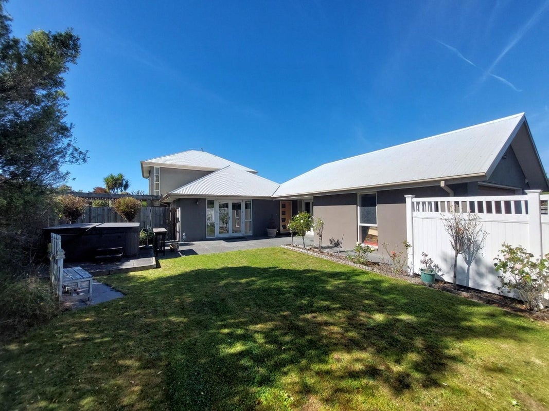 10 McMahon Drive, Aidanfield, Christchurch - Carousel 1