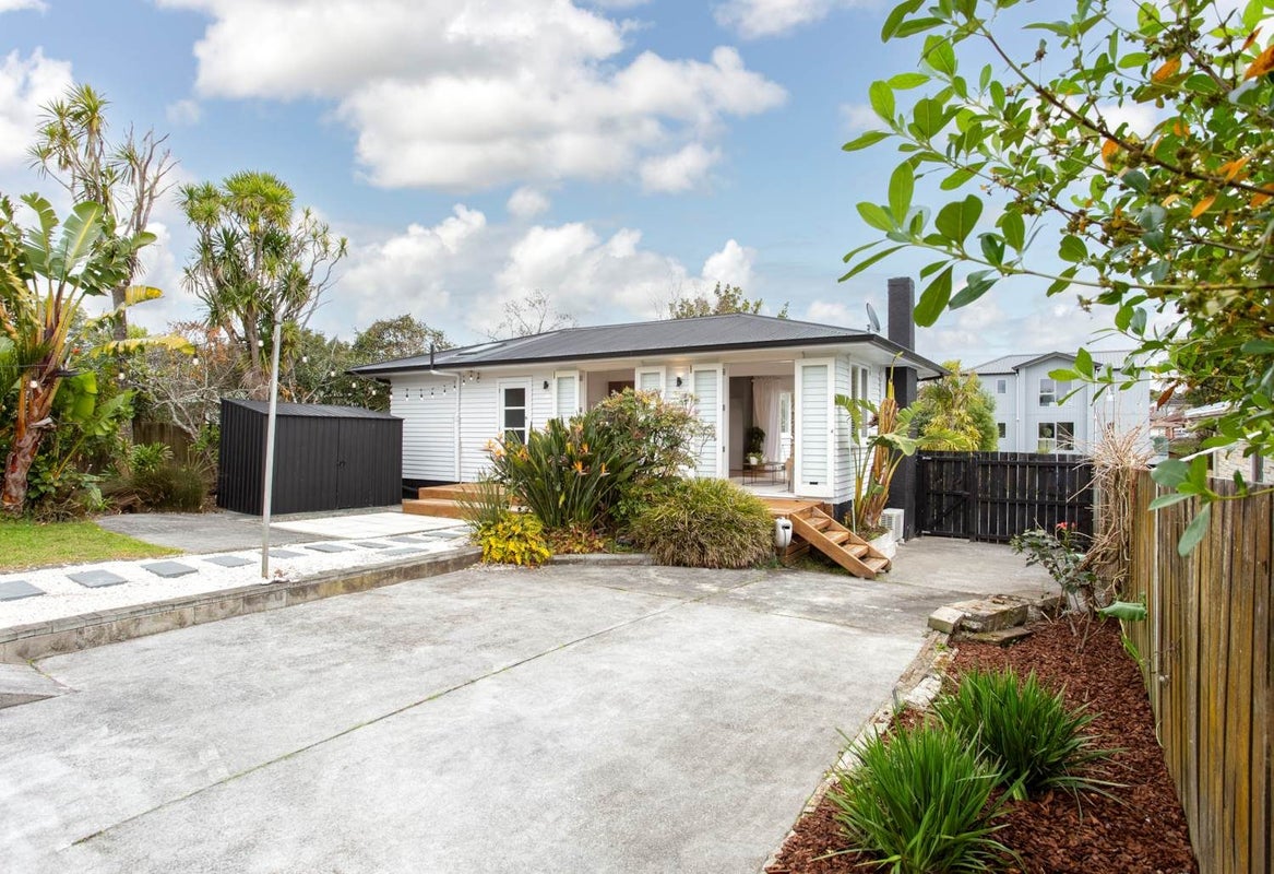 25 Trojan Crescent, New Lynn, Auckland - Carousel 2