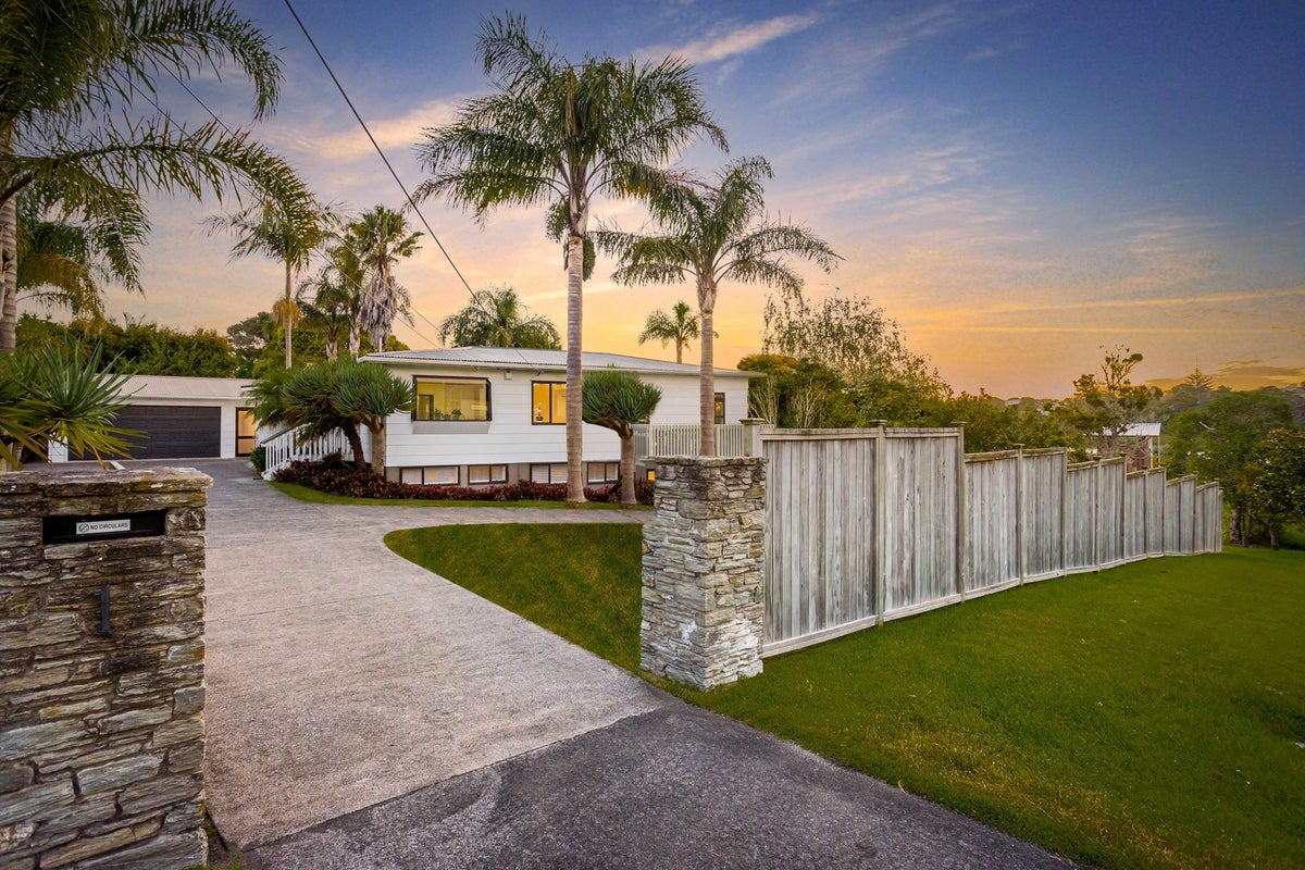 104B Wharf Road, Te Atatu Peninsula, Auckland - Carousel 1