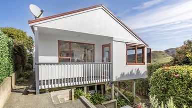 4 Kapil Grove, Khandallah, Wellington - Carousel 1
