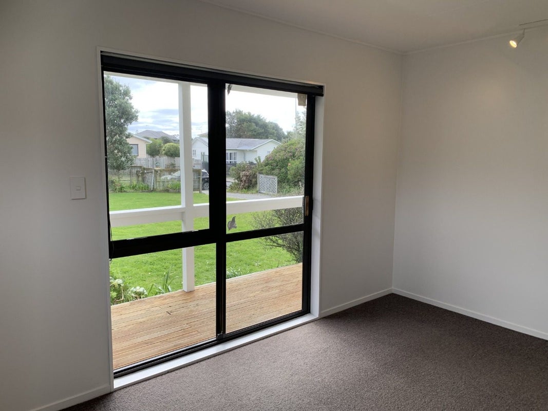 100 Queens Road, Waikanae Beach, Waikanae - Carousel 2