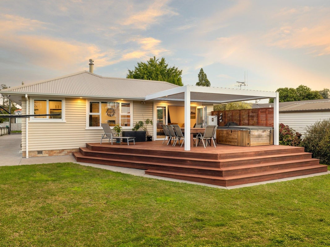 11 Vine Street, Hillcrest, Hamilton - Carousel 1