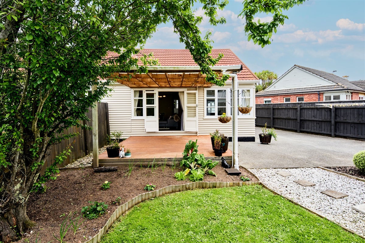 7 Anson Grove, Naenae, Lower Hutt - Carousel 1