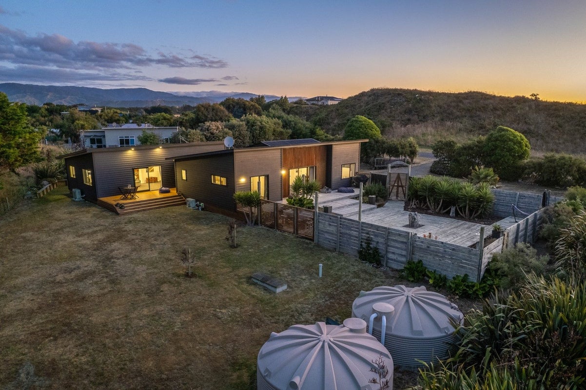7 Strathnaver Drive, Waikawa Beach, Manakau - Carousel 2