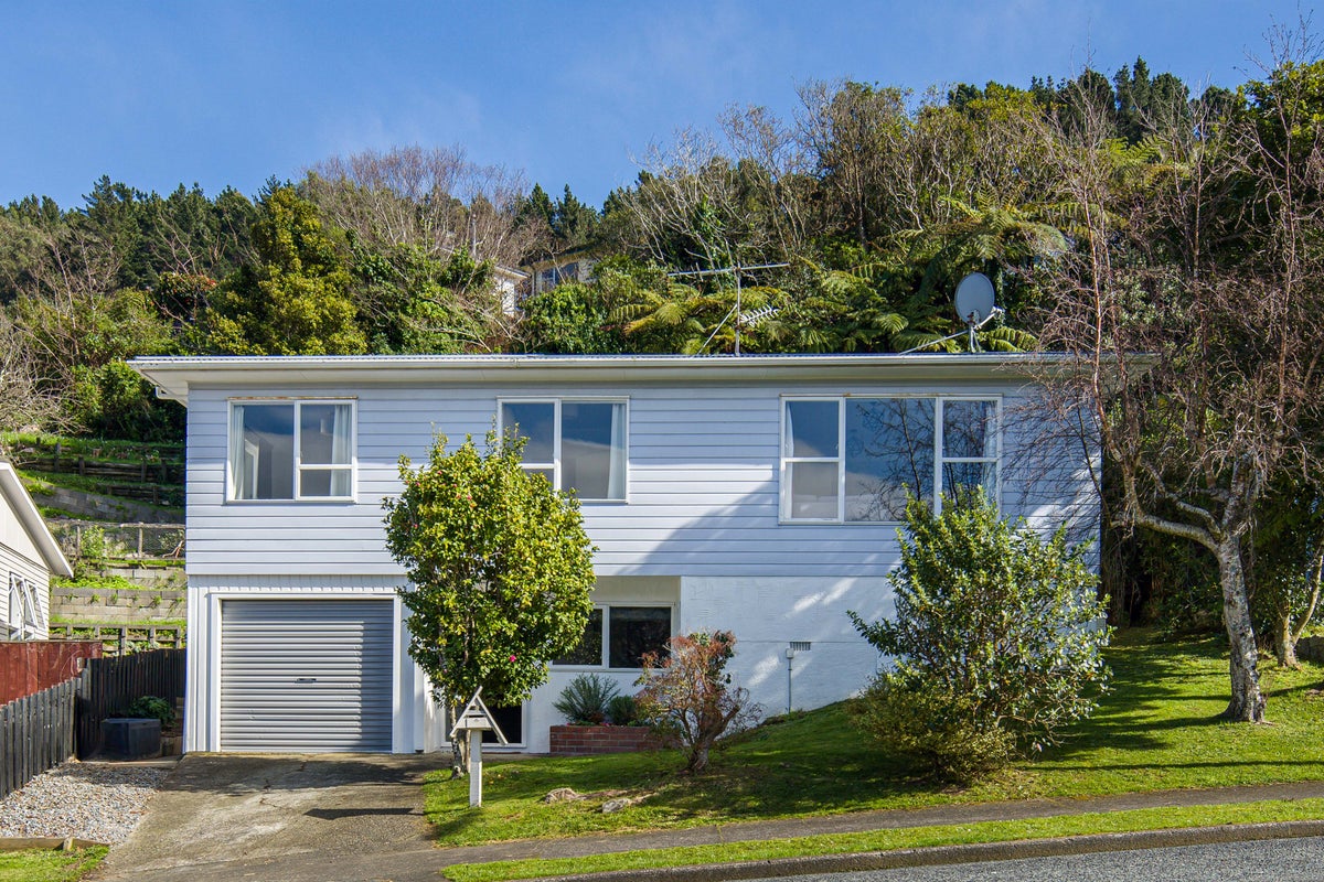5 Turriff Crescent, Tawa, Wellington - Carousel 1