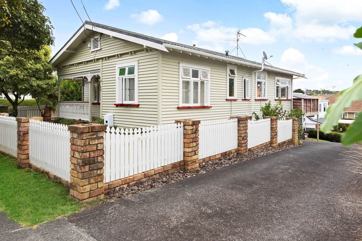 29 Kingsway Ave, Sandringham, Auckland - Carousel 1