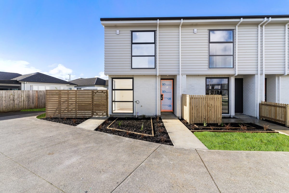 1 Pupahi Court, Takanini, Auckland - Carousel 1