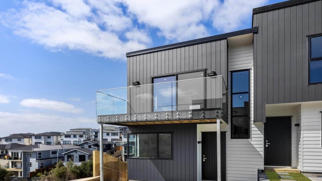 11 Kautawa Lane, Massey, Auckland - Carousel 1