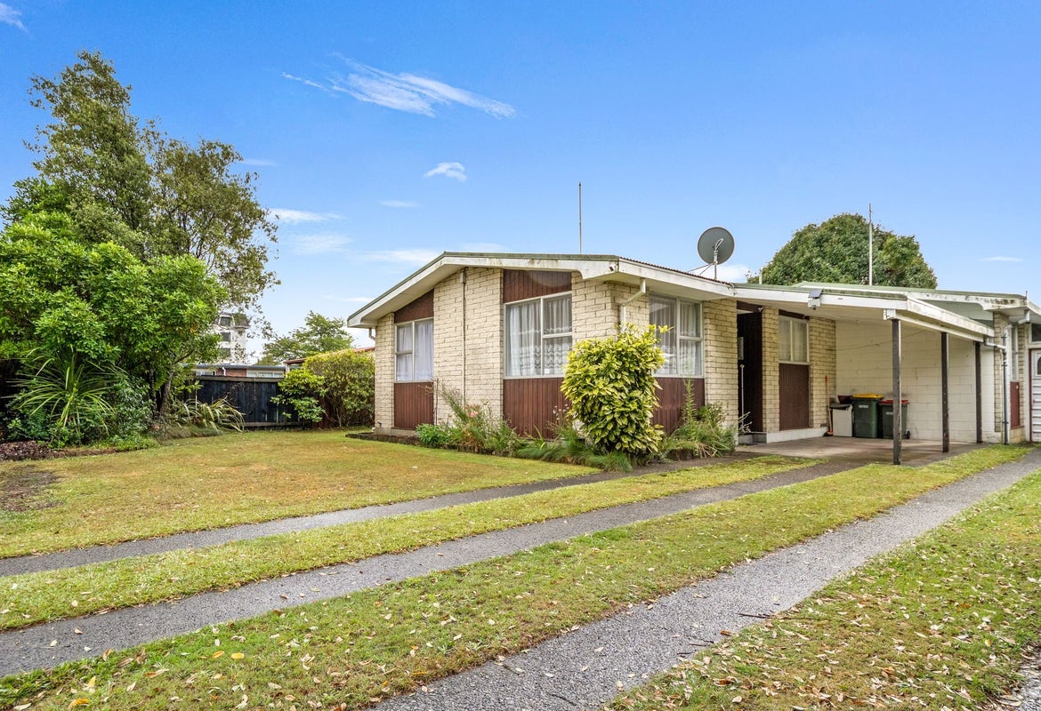 8 McKee Avenue, Fenton Park, Rotorua - Carousel 1