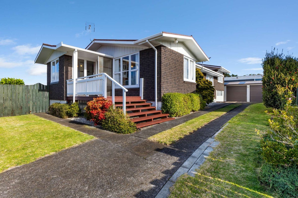 24 Trelawney Crescent, Westown, New Plymouth - Carousel 1