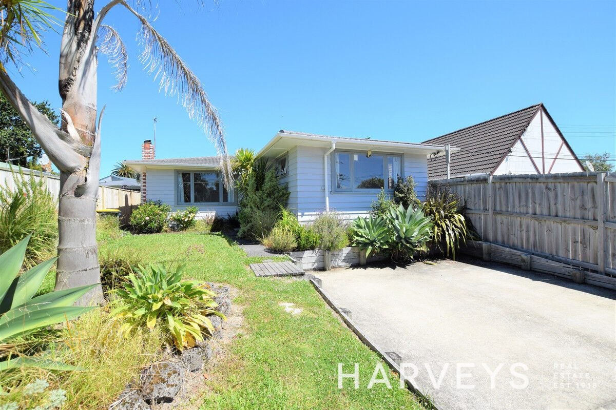 20 Amberley Avenue, Te Atatu South, Auckland - Carousel 1