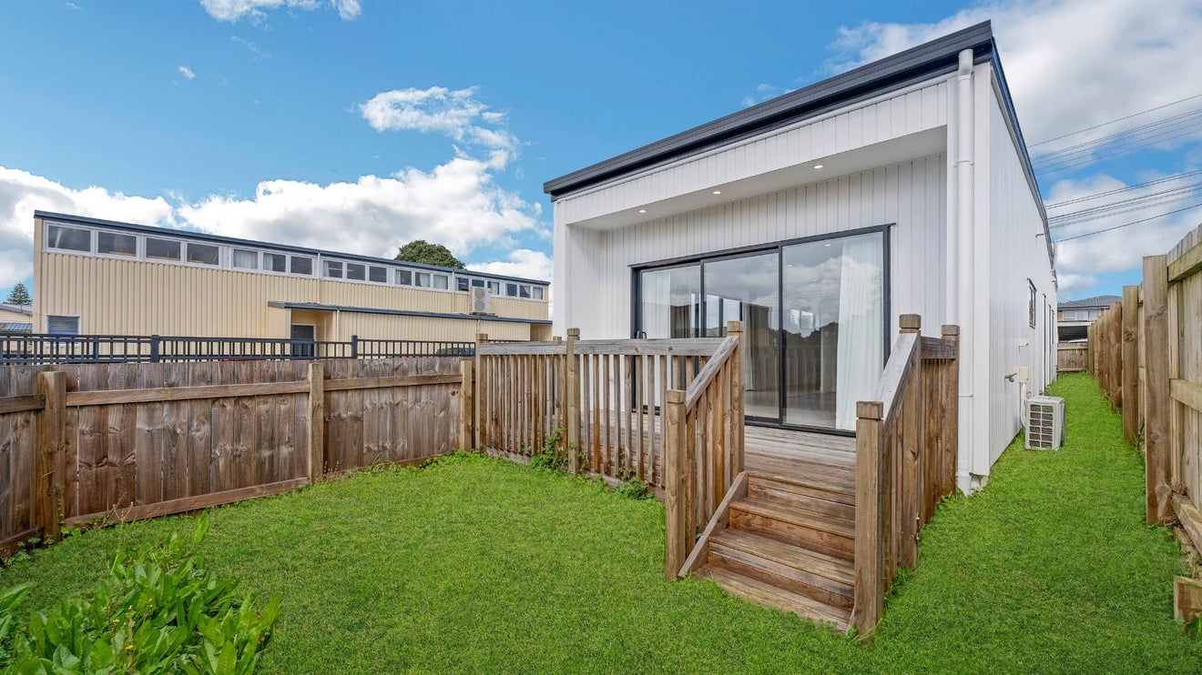 63 Flanshaw Road, Te Atatu South, Auckland - Carousel 1