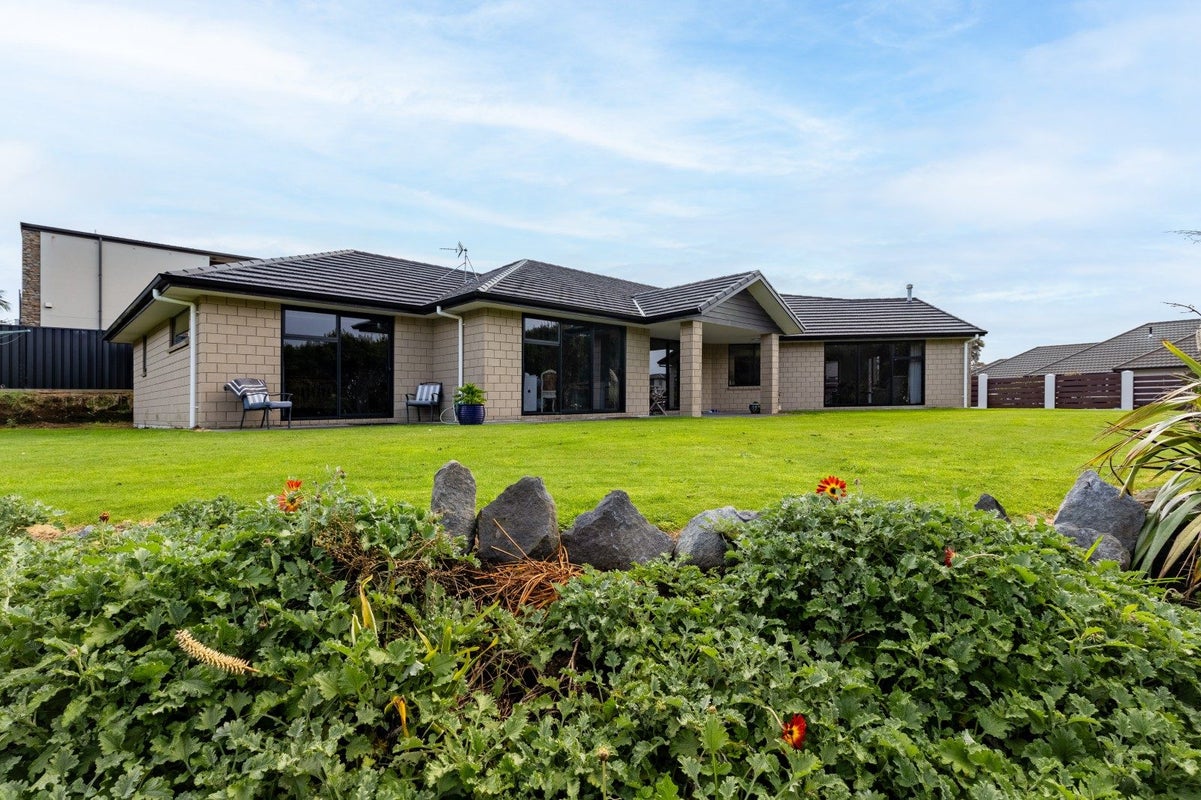 1A Links Drive, Waiwhakaiho, New Plymouth - Carousel 1