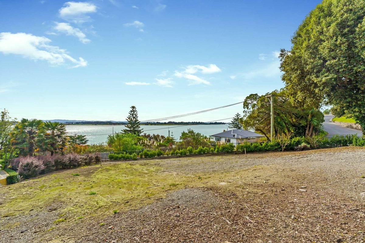 2/4 The Brae, Mount Pleasant, Christchurch - Carousel 2