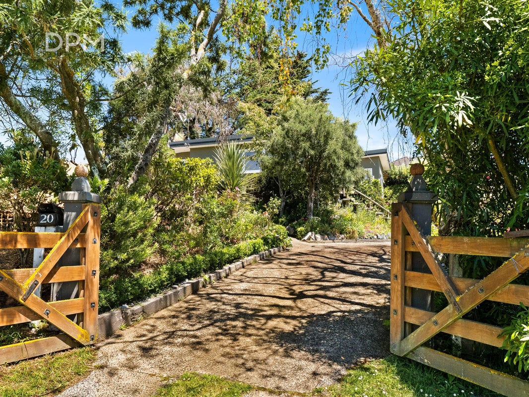 20 Castlewood Road, Company Bay, Dunedin - Carousel 1