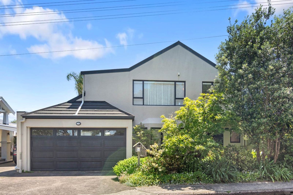 2/7 Morrison Avenue, Narrow Neck, Auckland - Carousel 1