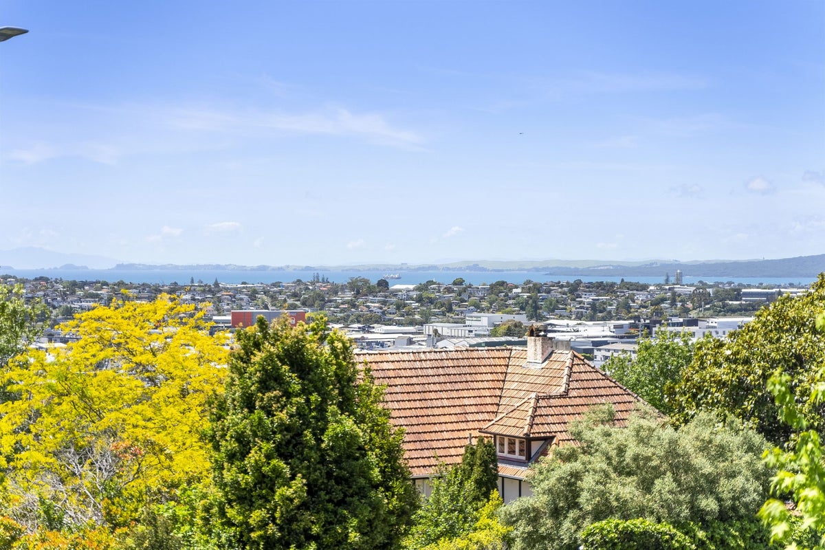 2/15 Chivalry Road, Glenfield, Auckland - Carousel 1