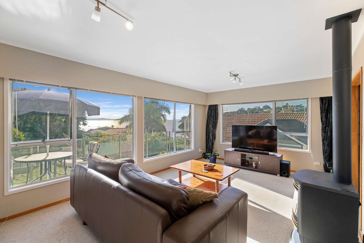 8 De Luen Avenue, Tindalls Beach, Whangaparaoa - Carousel 1