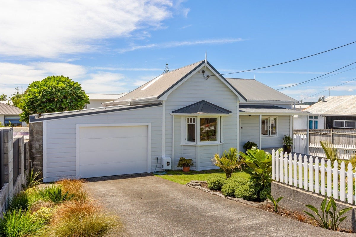 19 Beach Street, Fitzroy, New Plymouth - Carousel 2