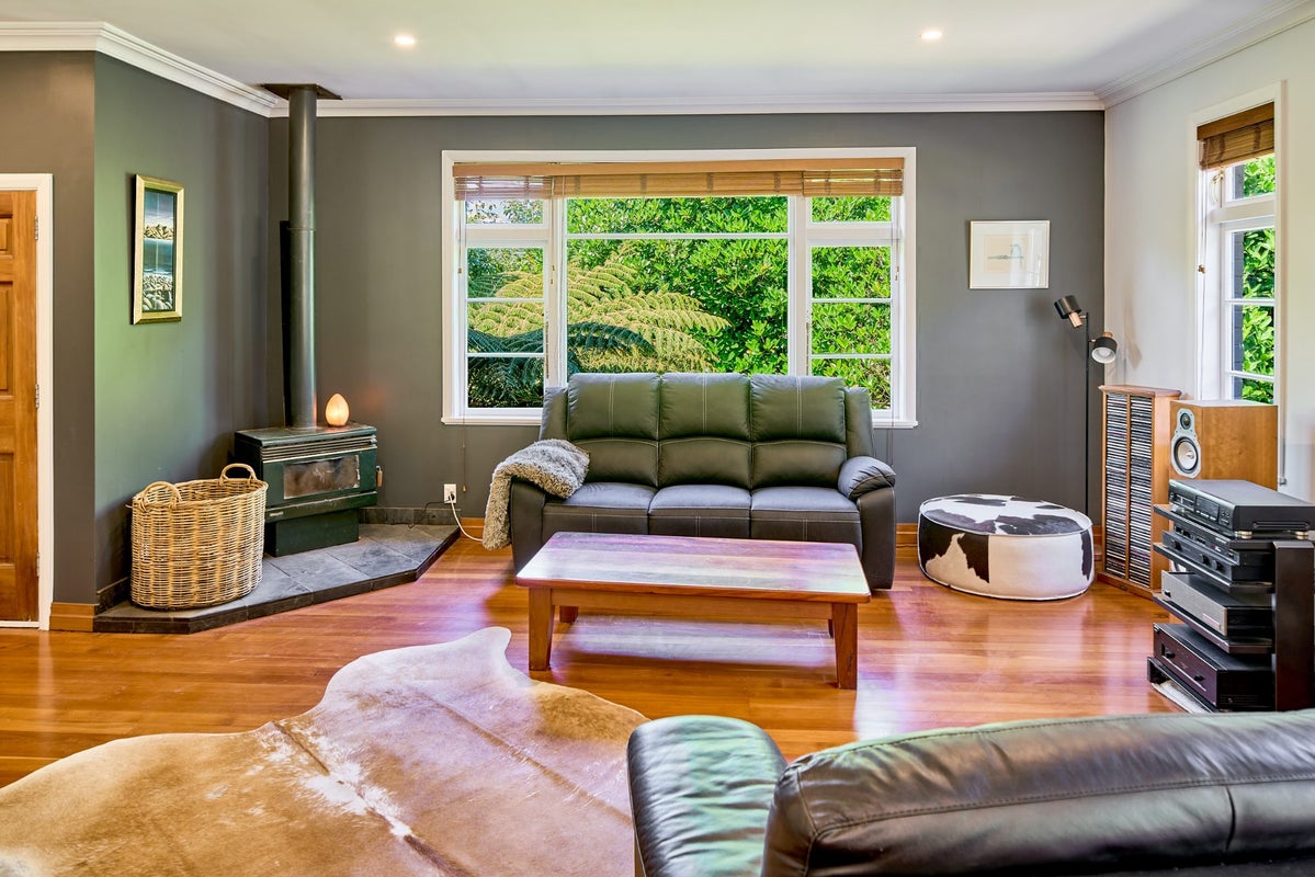 1 Victory Crescent, Tawa, Wellington - Carousel 2