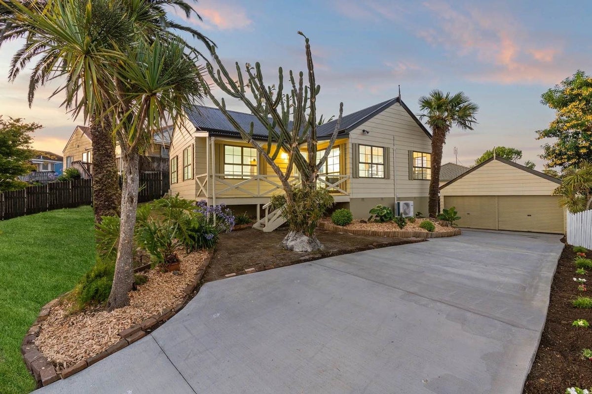 28 McQuarrie Avenue, Wattle Downs, Auckland - Carousel 1