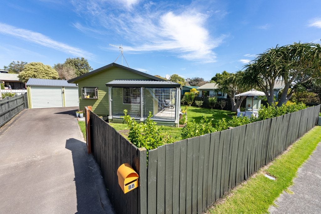 88 Queens Road, Waikanae Beach, Waikanae - Carousel 1
