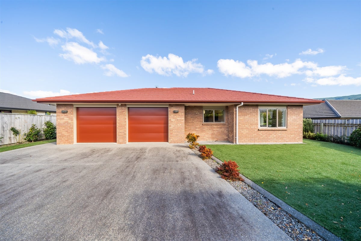 1 Smallfield Lane, Trentham, Upper Hutt - Carousel 23