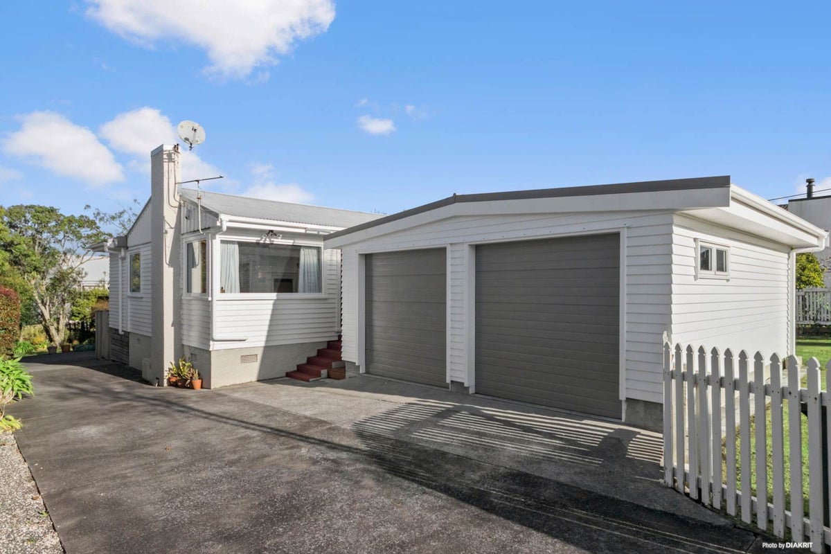 24 Golf Road, New Lynn, Auckland - Carousel 1