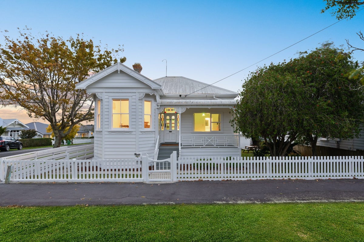 22 Abbotsford Terrace, Devonport, Auckland - Carousel 1