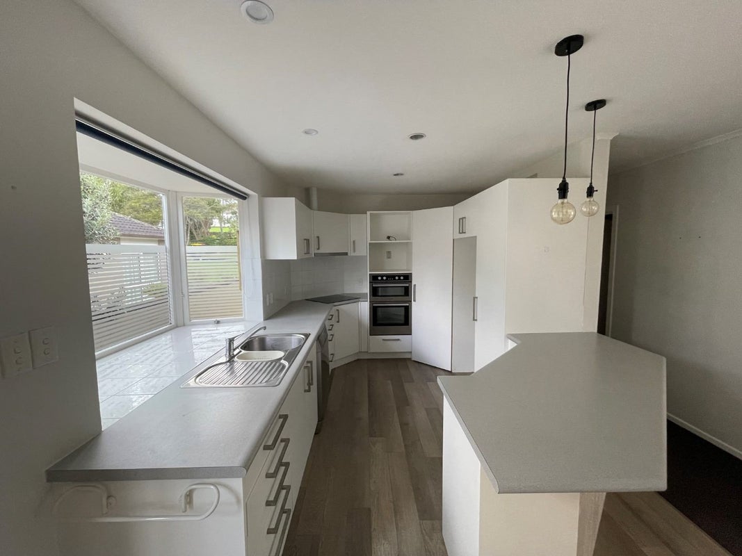 90 Cliff View Drive, Green Bay, Auckland - Carousel 2