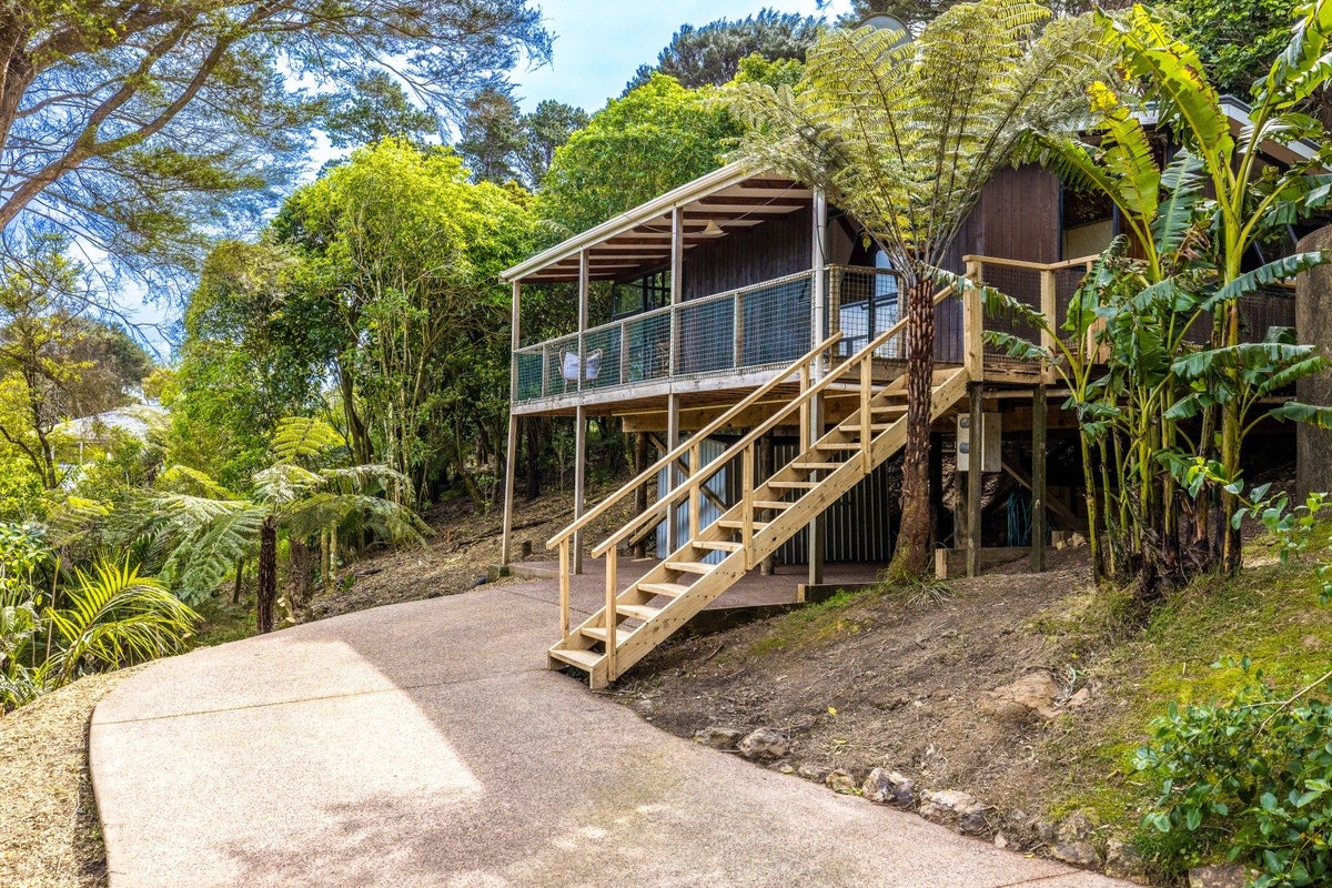 9 Hobson Terrace, Onetangi, Waiheke Island - Carousel 1