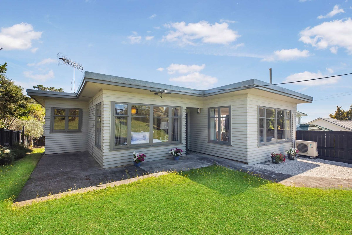 16 Roland Hill, Glen Eden, Auckland - Carousel 1