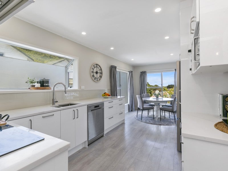 8 Stonefield Place, Johnsonville, Wellington - Carousel 2