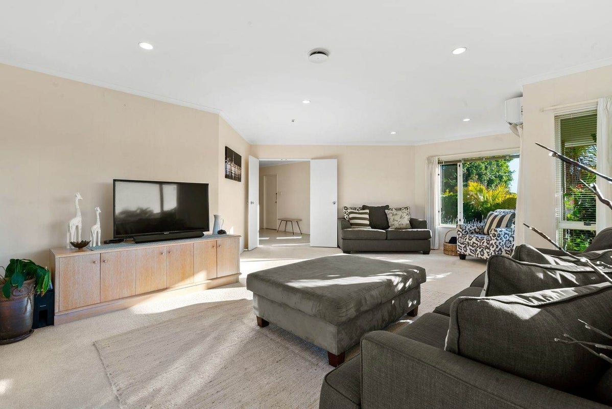 27 Gillett Place, Botany Downs, Auckland - Carousel 2